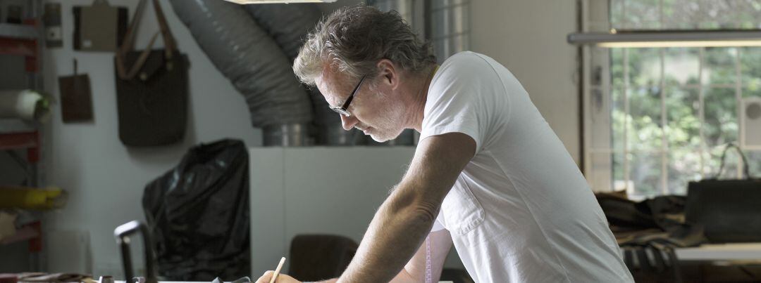 HOmbre trabajando en un taller