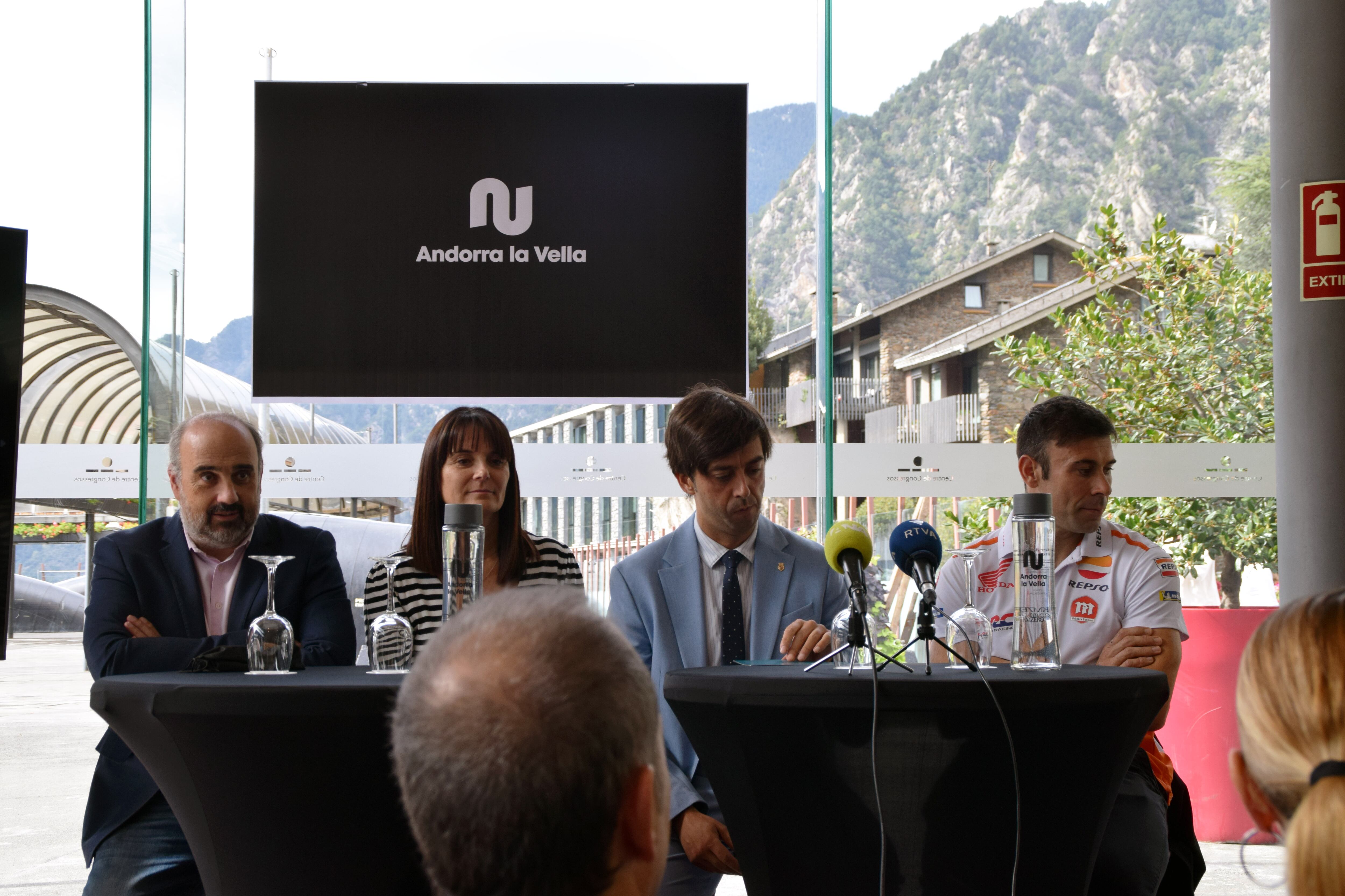 El director comercial d&#039;Andorra Tursime, Joaquim Tomàs; la ministra de Cultura, Joventut i Esports, Mònica Bonell; el cònsol major d&#039;Andorra la Vella, Sergi González; i el disset vegades campió del món de X-Trial, Toni Bou, durant la roda de premsa de presentació del X-Trial Andorra la Vella 2024.