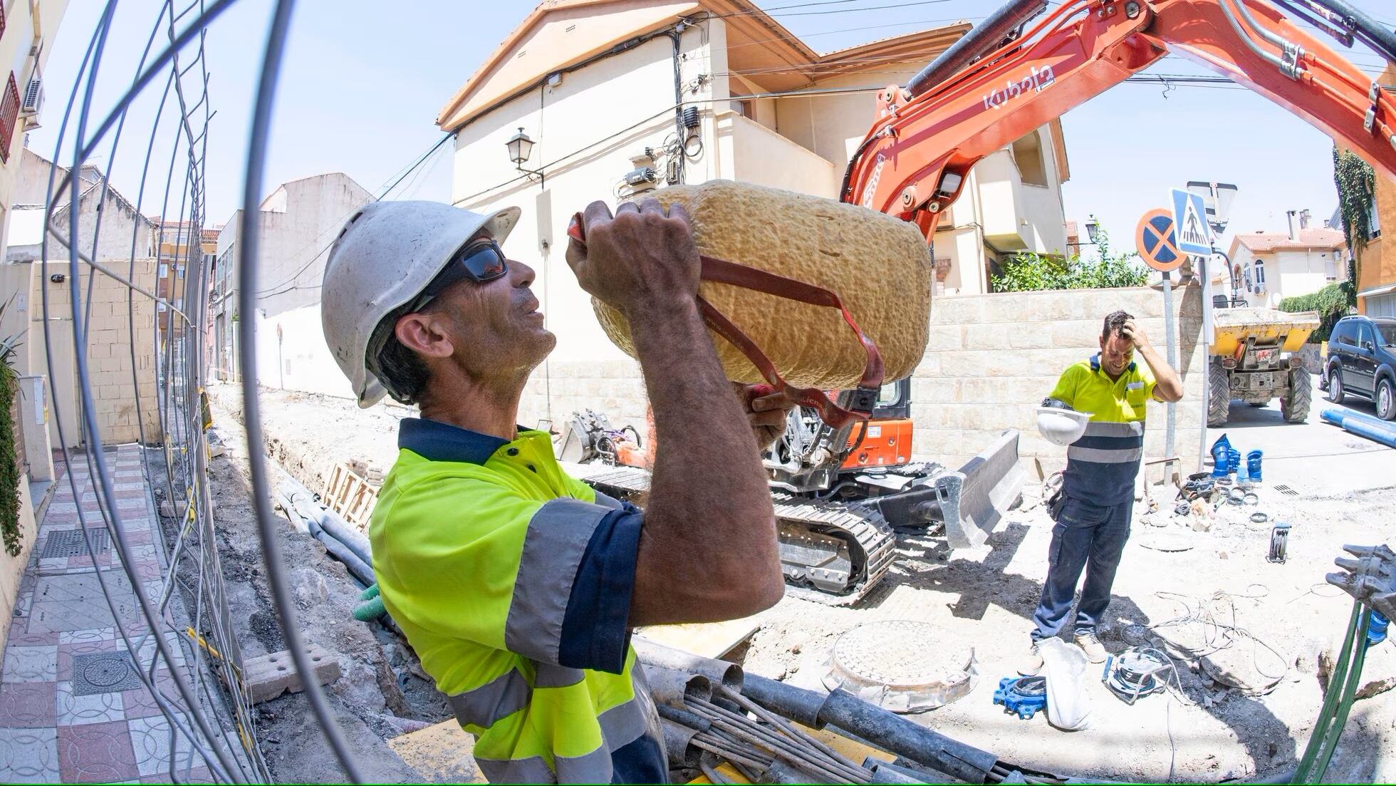 Trabajador se refresca ante las altas temperaturas