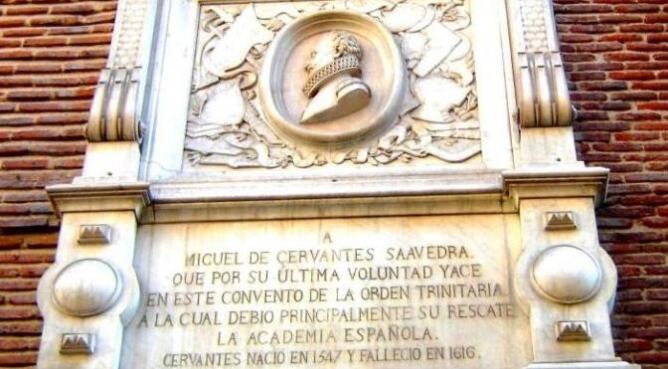 Una placa conmemorativa recuerda a Miguel de Cervantes en la fachada del Convento de las Trinitarias.