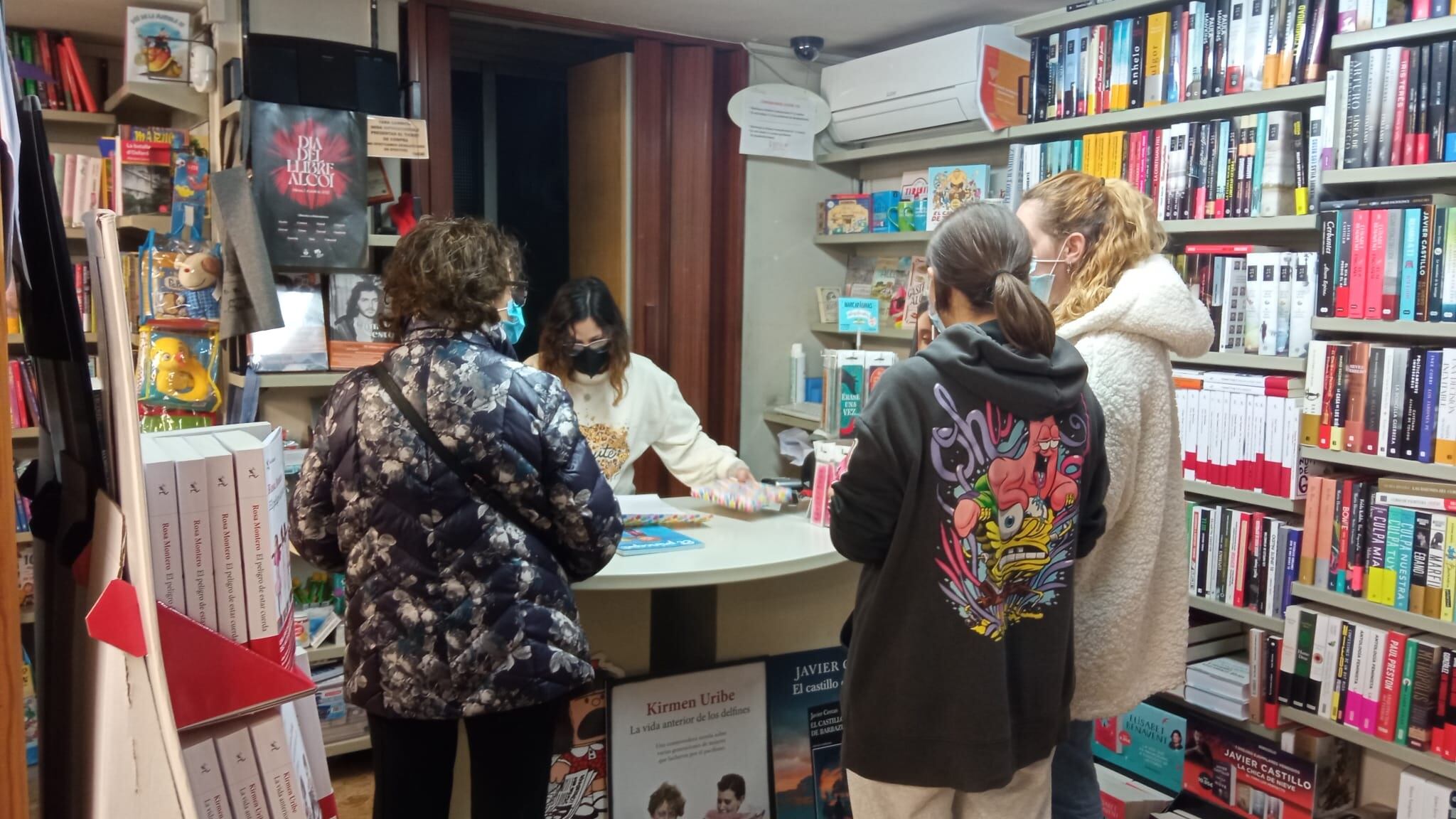 Clientas en la librería Llorens en el Día del Libro de Alcoy
