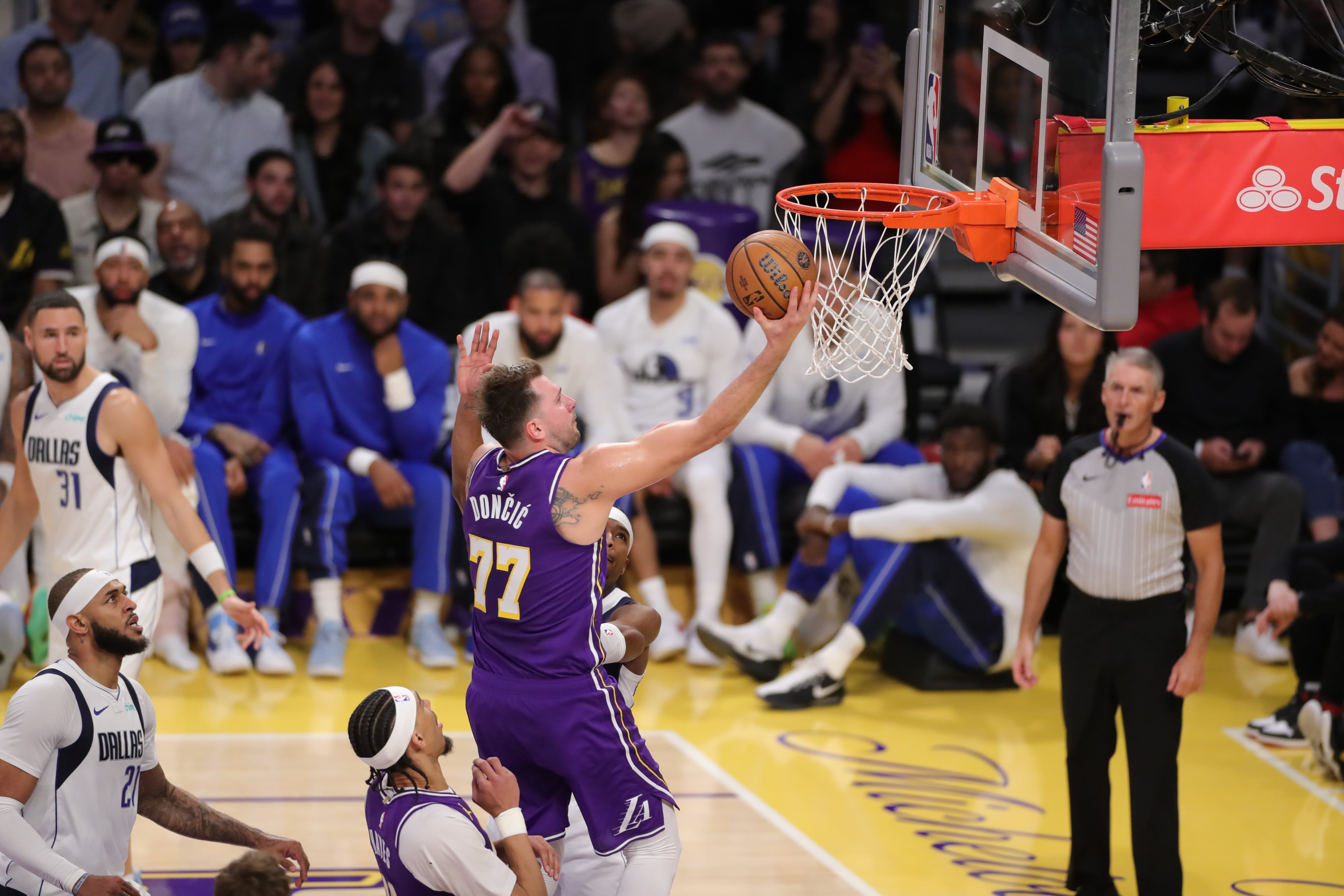 Doncic anotando frente a los Dallas Mavericks