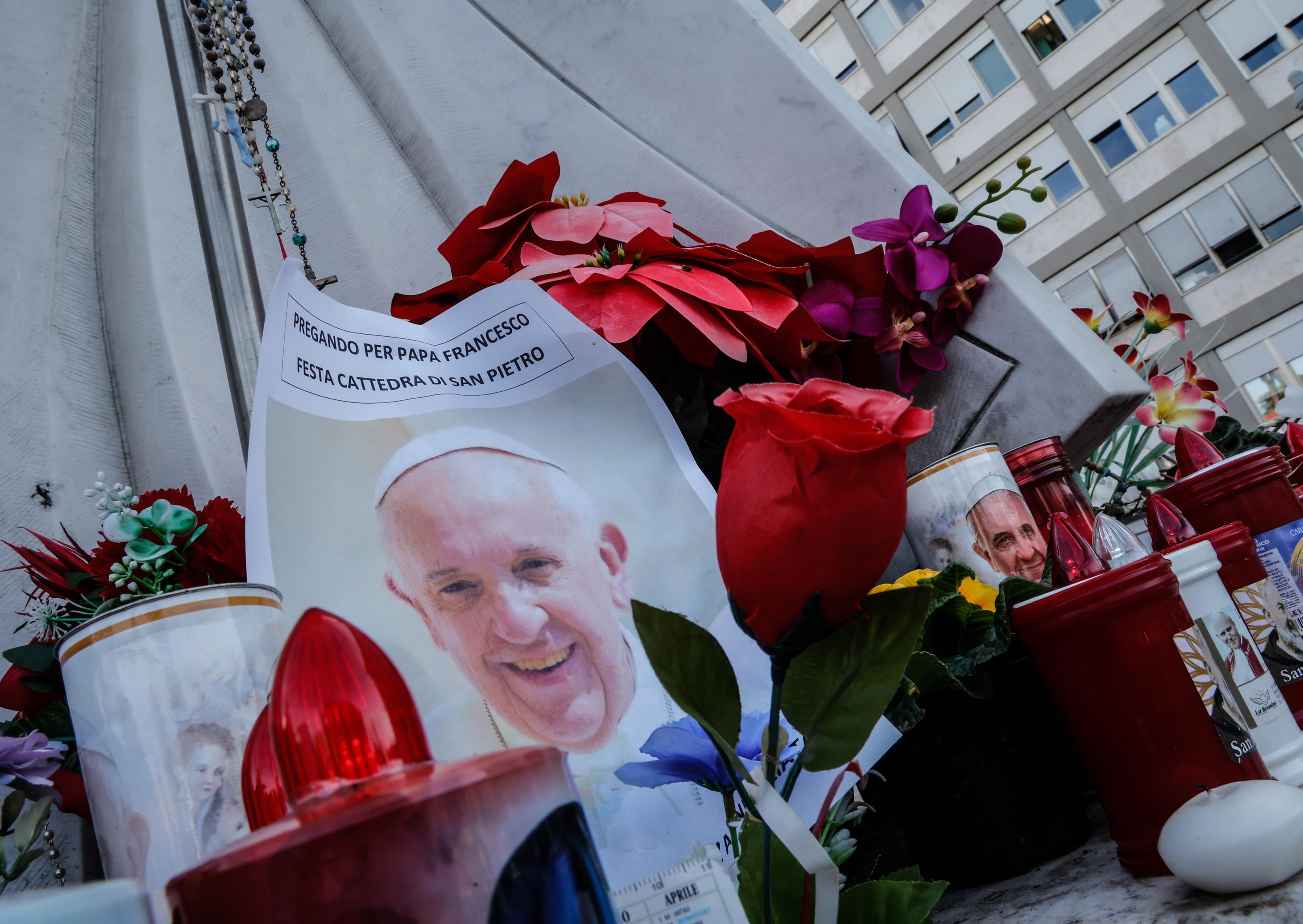 Fotos del papa Francisco a los pies de la estatua del papa Juan Pablo II enfrente del hospital Agostino Gemelli de Roma