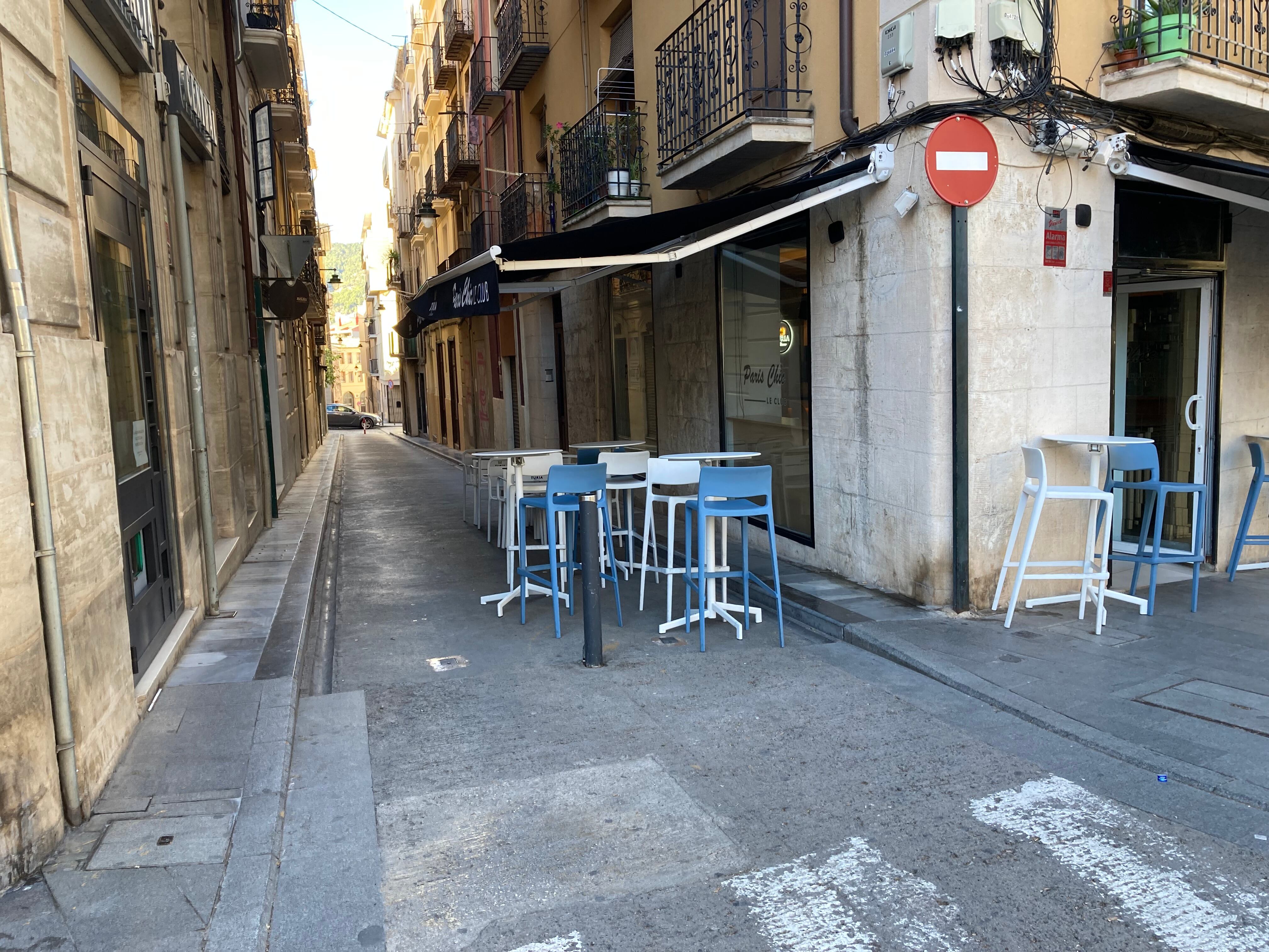 Calle L'Escola aún peatonalizada