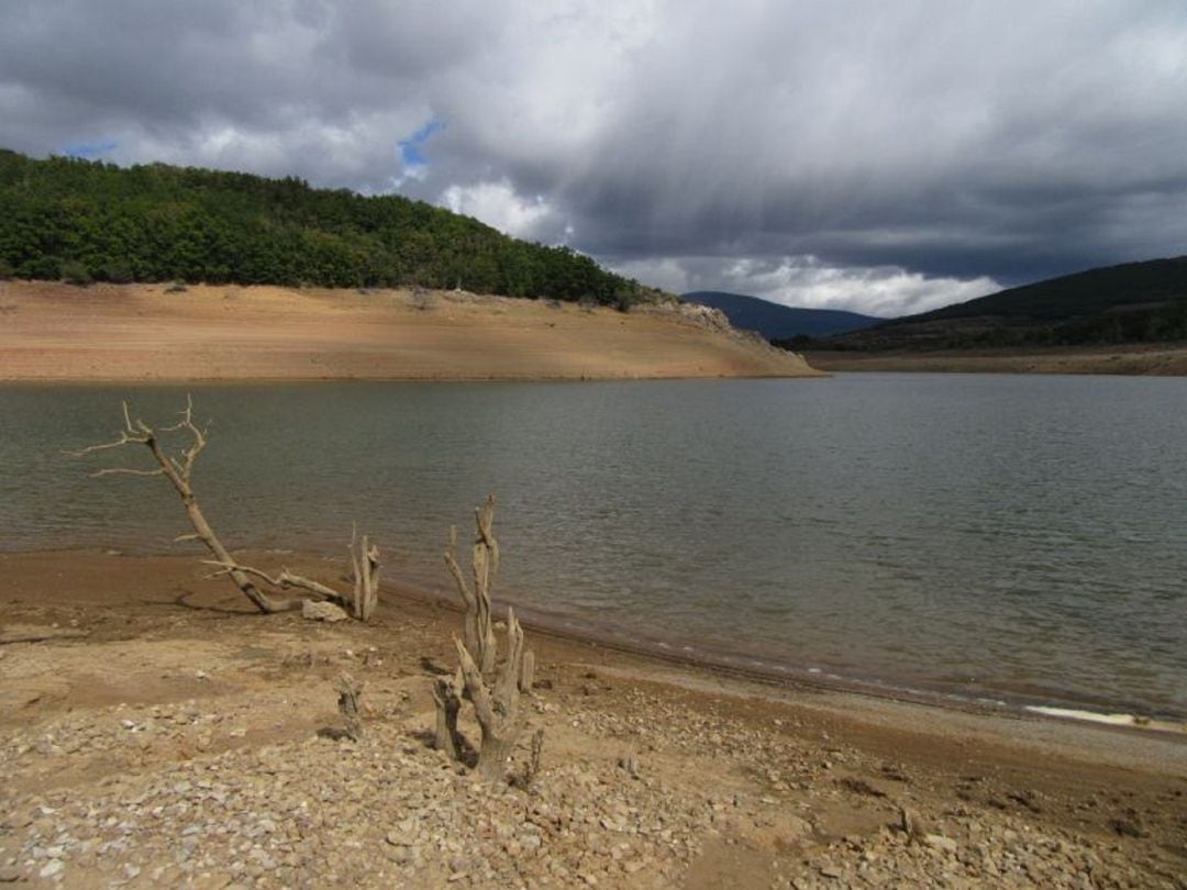 Embalse ubicado en la provincia de Palencia