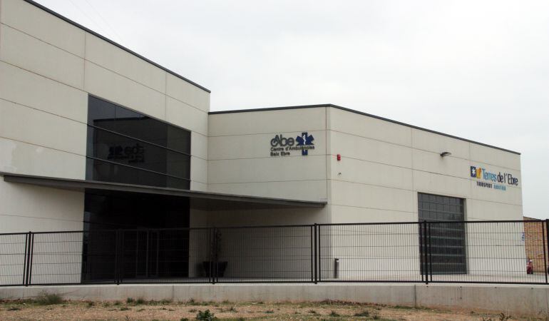 Façana principal de la seu de l'empresa ambulàncies Baix Ebre, al terme de Roquetes.