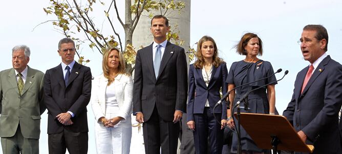 Los príncipes de Asturias, acompañados, entre otros, de la ministra de Asuntos Exteriores, Trinidad Jiménez, el alcalde de Madrid, Alberto Ruiz Gallardón y José Luis De San Pío, el padre de la única víctima española de los atentados del 11-S.