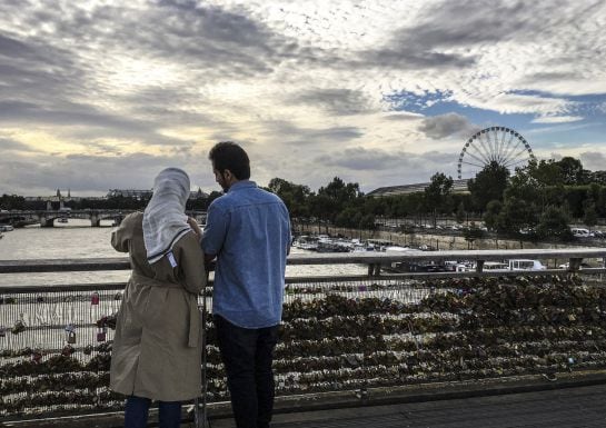 La lucha de París para acabar con los &quot;candados de amor&quot; que las parejas cuelgan para expresar su idilio en los puentes que atraviesan el Sena se ha reforzado con una nueva campaña que insiste tanto en la seguridad como en el respeto al patrimonio.