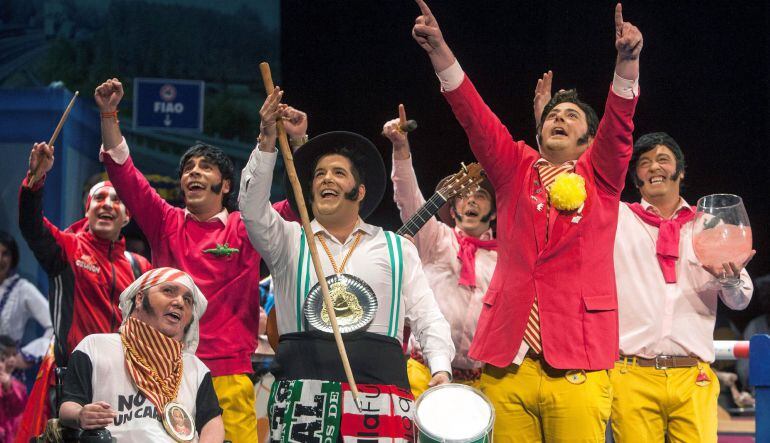 La chirigota "Cai de miarma" durante su actuación en el último pase de semifinal durante el Concurso Oficial de Agrupaciones Carnavalescas de Cádiz