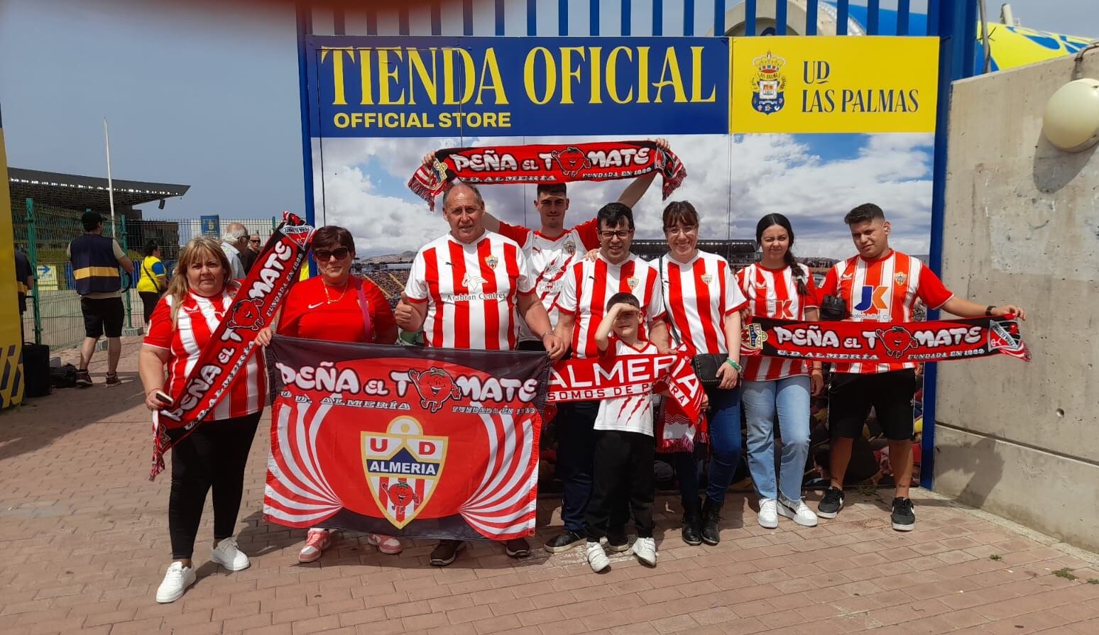 Una afición de Primera con su Almería del alma en Las Palmas.