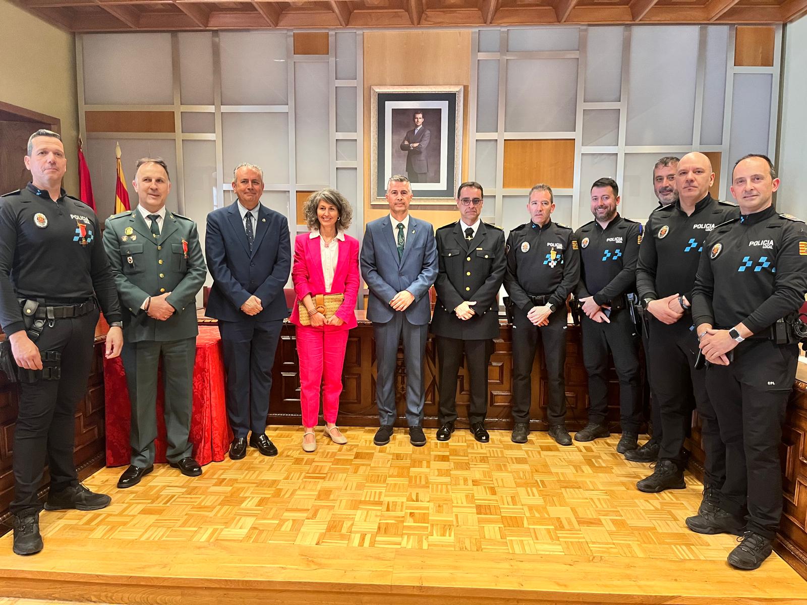 Se han otorgado cuatro medallas, a tres agentes y a la Guardia Civil de Tráfico por su colaboración. Y un reconocimiento especial a tres agentes de la policía local que acudieron a Paiporta para ayudar tras la tragedia de la DANA en Valencia.