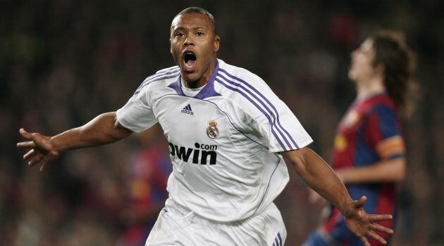 Julio Baptista celebra su gol en el Clásico del Camp Nou en 2007