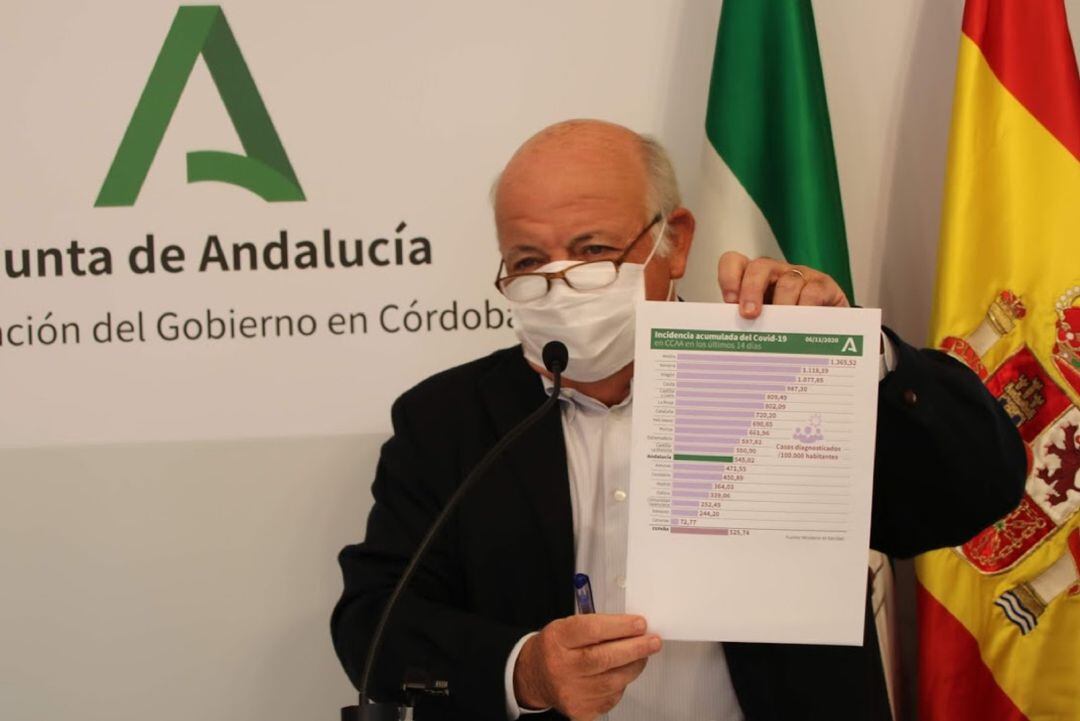 El consejero de Salud y Familias, Jesús Aguirre, durante su comparencencia de prensa en Córdoba