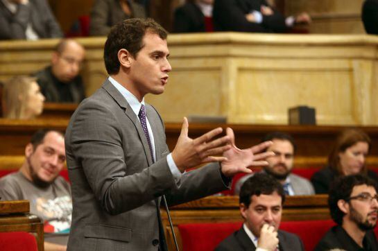 GRA175 BARCELONA 12/11/2014.- El líder de Ciutadans, Albert Rivera, ha considerado hoy que el presidente catalán, Artur Mas, ha &quot;fracasado&quot; tras el 9N y que se ha quedado &quot;solo&quot;,por lo que le ha exigido que convoque elecciones autonómicas para &quot;poder eleg