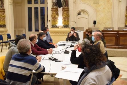 El alcalde de San Sebastián, Eneko Goia, junto al concejal de Fiestas, Jon Insausti y las tamborradas de adultos durante la reunión de este viernes