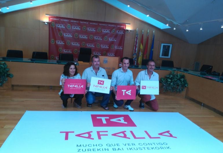 Presentación de la nueva imagen corporativa de Tafalla(Soko Ojer, concejala de turismo; Ignacio Moros, concejal de IT; Mikel Valencia, autor del trabajo y Arturo Goldaracena, alcalde de Tafalla)