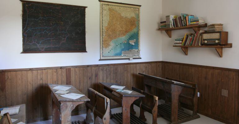 Es reprodueix com era l'antiga escola de Vila en una sala de l'ajuntament d'Arròs.