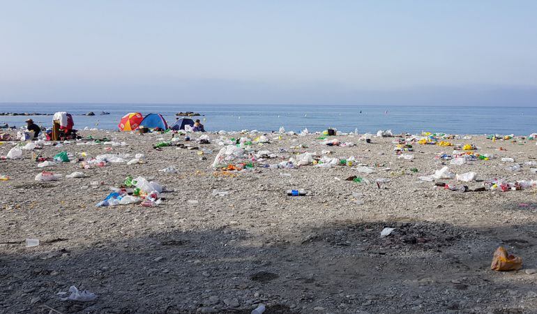 La playa de Almuñécar tras la Noche de San Juan de 2017