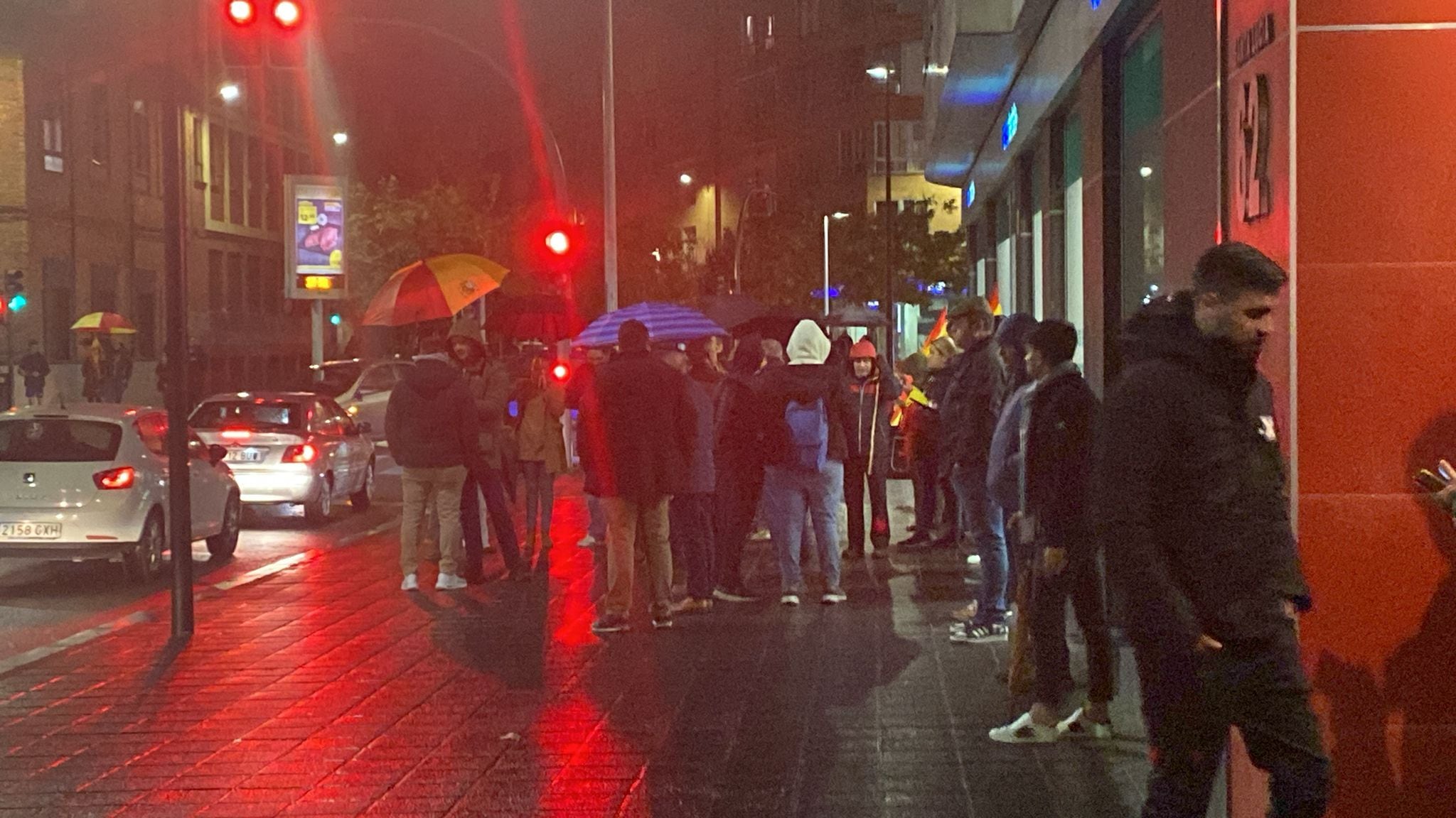 Manifestantes frente a la sede del PSOE de Valladolid