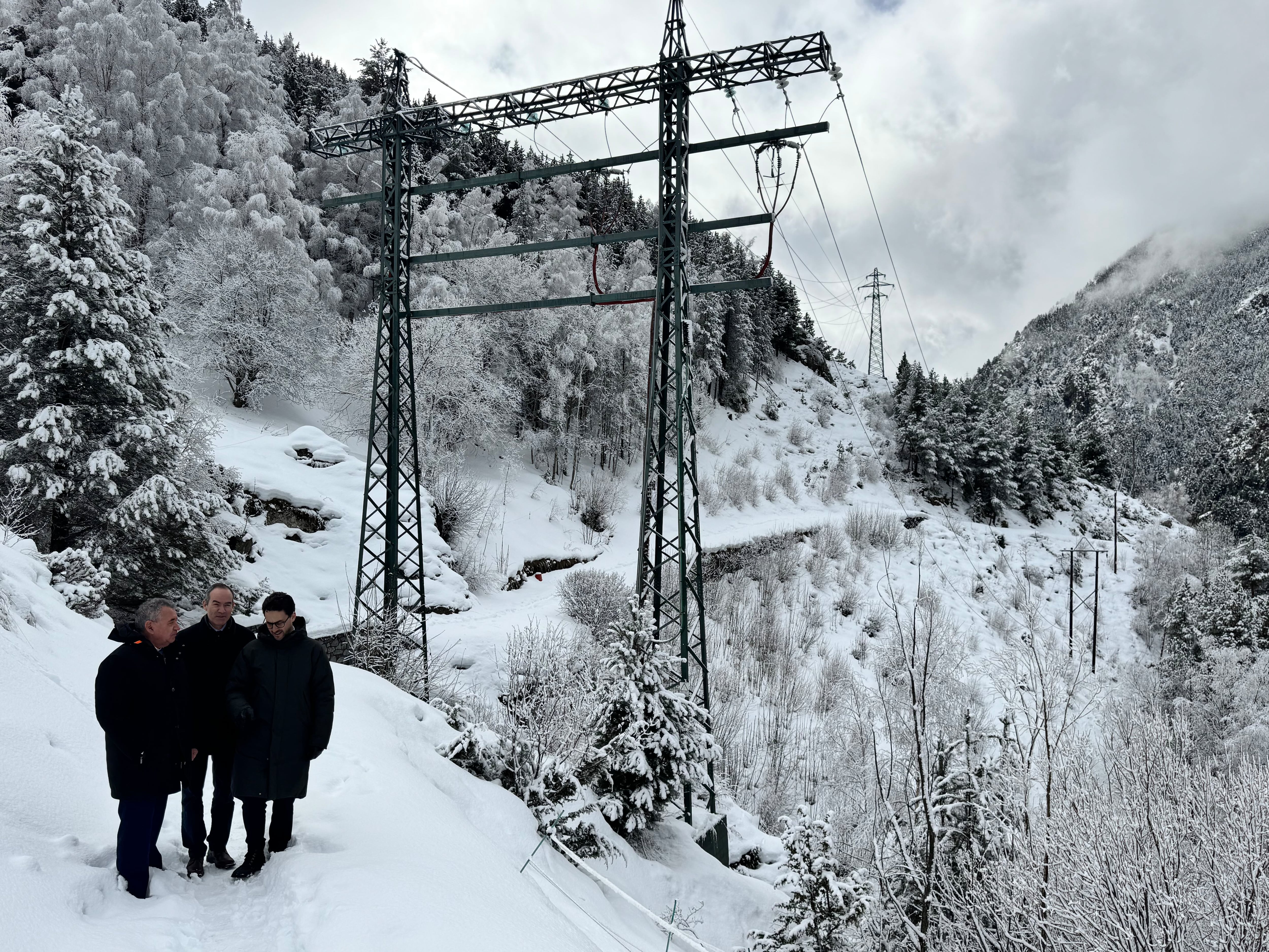 El ministre de Medi Ambient, Guillem Casal, el cònsol major de Canillo, Jordi Alcobé, i el director general de FEDA, Albert Moles