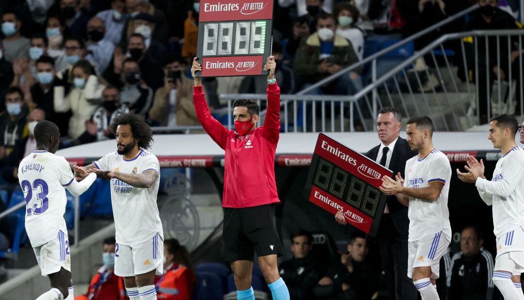 Marcelo sustituye a Mendy durante un partido de la presente temporada