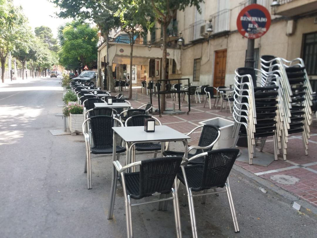 Terraza al aire libre de uno de los establecimientos de restauración en el Paseo Primero de Mayo de Jódar