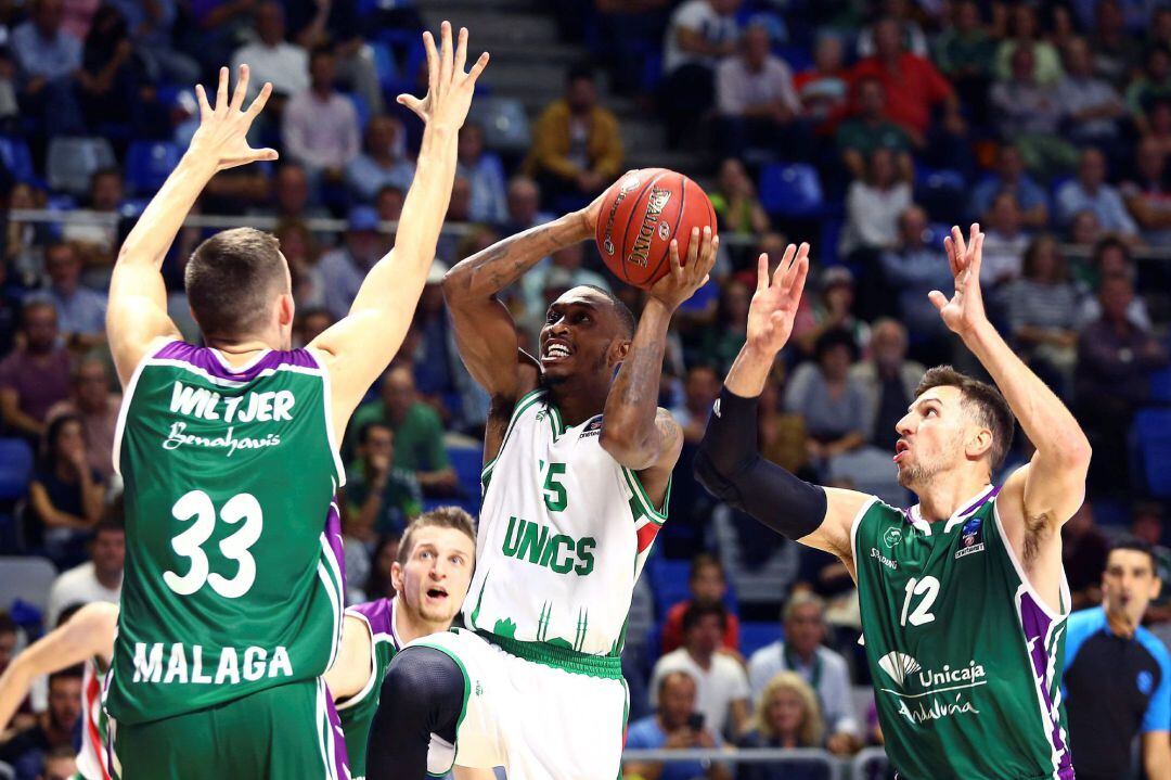 Wiltjer intenta obstaculizar una entrada del estadounidense Smith