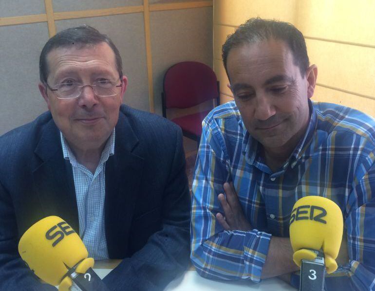 José Luis Gómez Ariza, presidente de la Academia de Artes y el doctor Juan Bayo (dcha), Jefe de Oncologia del Complejo Hospitalario de Huelva en una entrevista en Radio Huelva.