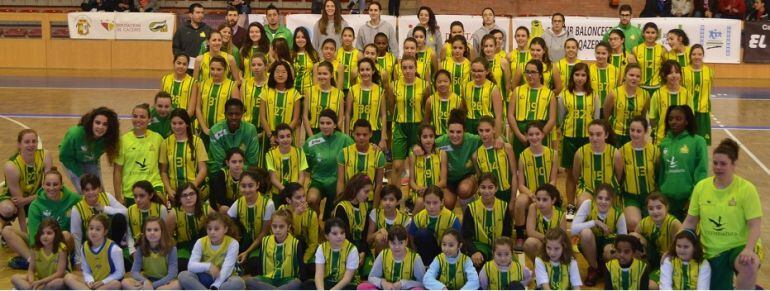 Imagen de la cantera del CB Al Qázeres junto a jugadoras de la primera plantilla.