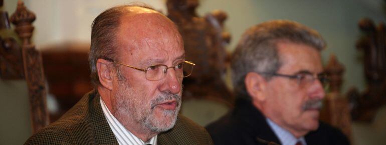 El alcalde de Valladolid, Francisco Javier León de la Riva, y el concejal de Seguridad y Vialidad, Manuel Sánchez, durante el pleno municipal