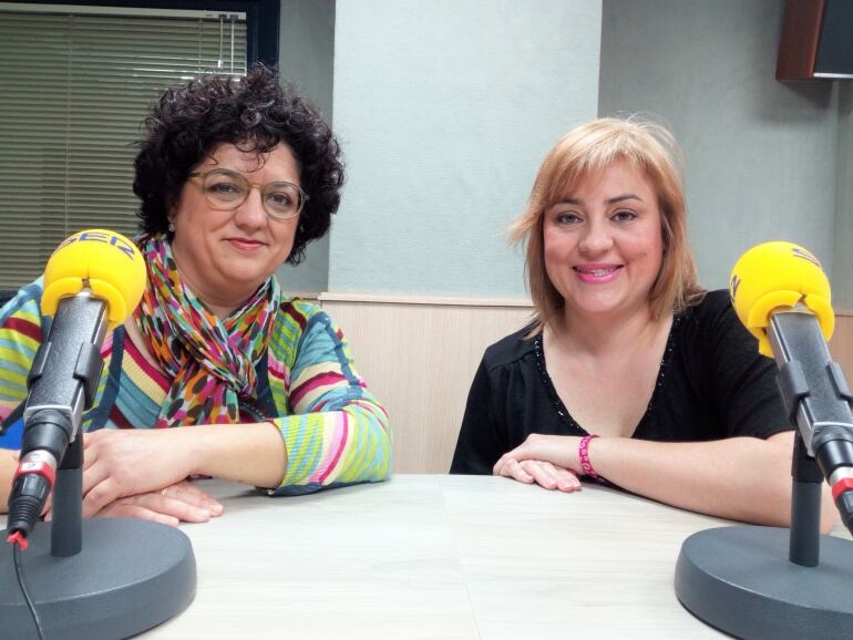 Virtudes Hernández, vocal del AMPA del Padre Manjón, y Noemí Martínez, vocal del AMPA del C.E.E. Miguel de Cervantes, en Radio Elda