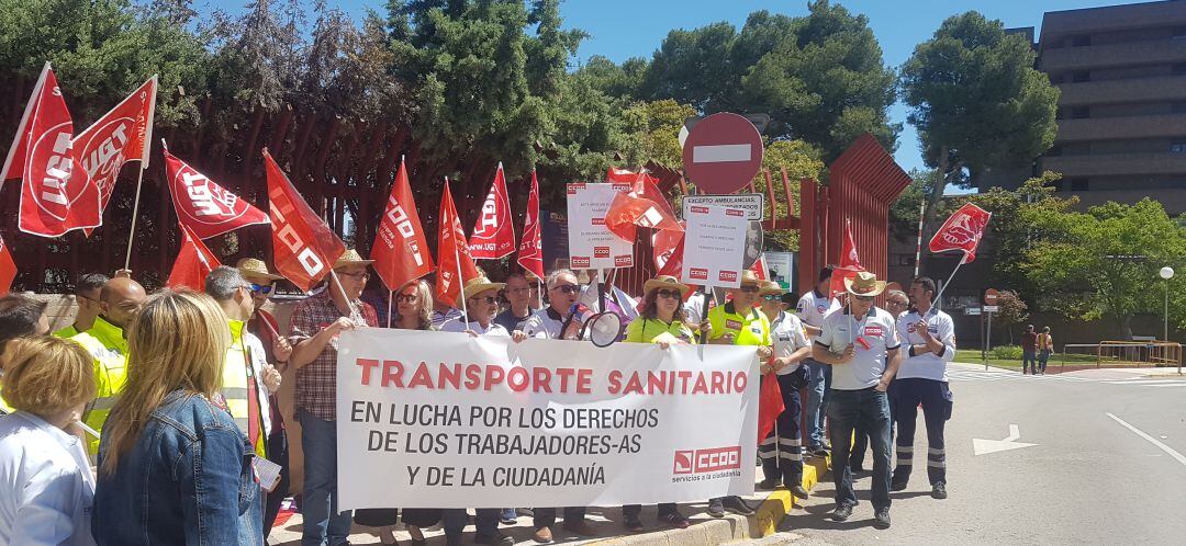 Los trabajadores y los sindicatos se han concentrado a las puertas del Hospital General