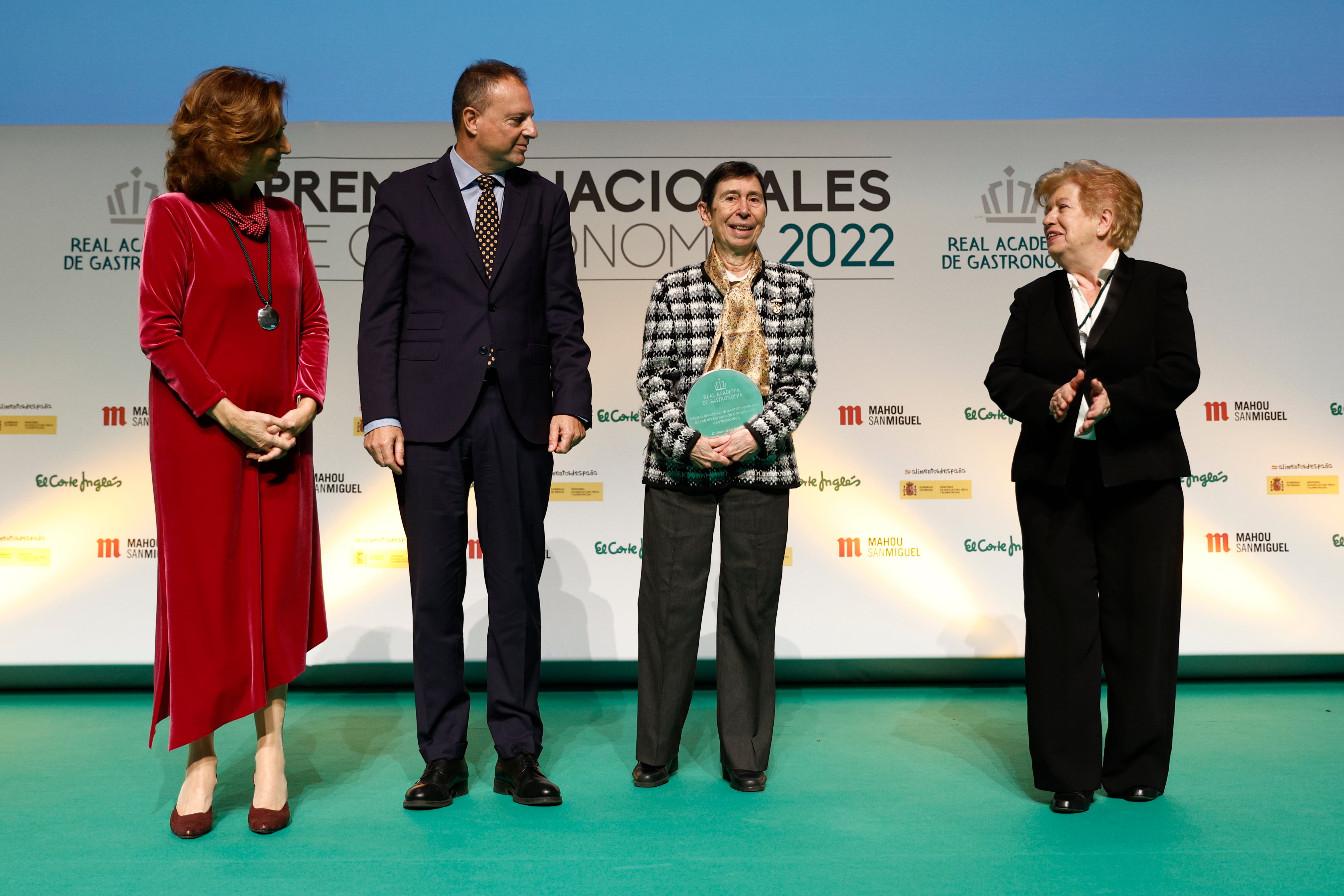 Manuela Marín (2i), Premio Nacional de Gastronomía a la Investigación e Innovación, tras recibir el galardón.