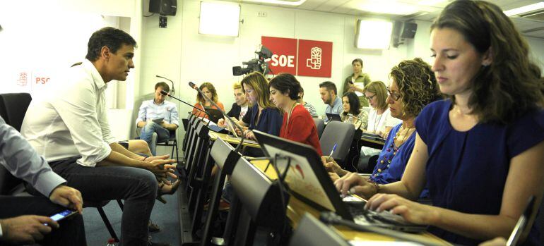 El secretario general del PSOE, Pedro Sánchez, conversa con los periodistas en la sede de Ferraz.