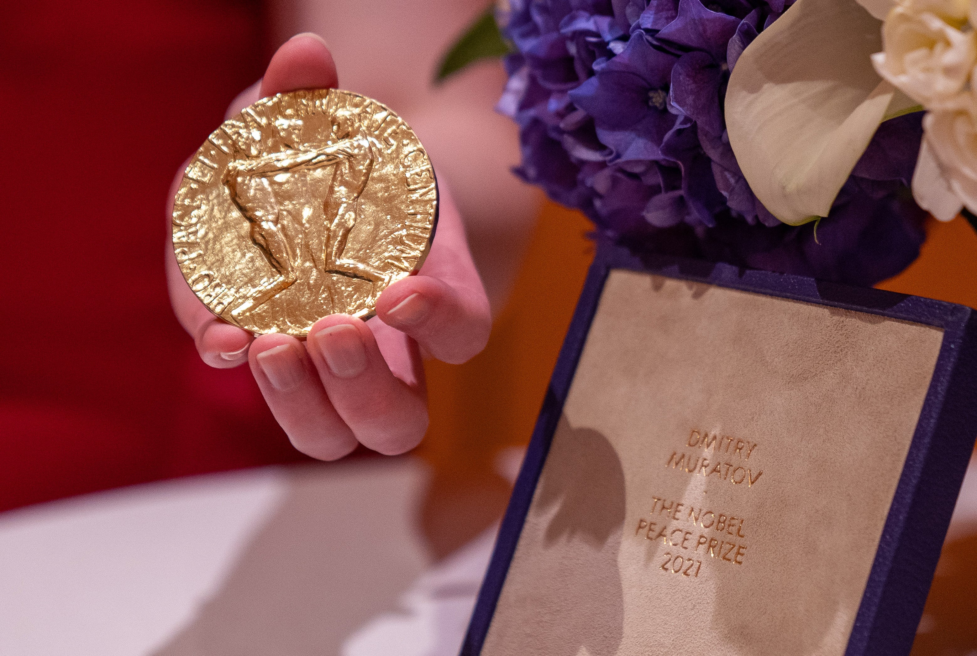 Vista del galardón del Premio Nobel de la Paz del periodista ruso Dmitry Muratov