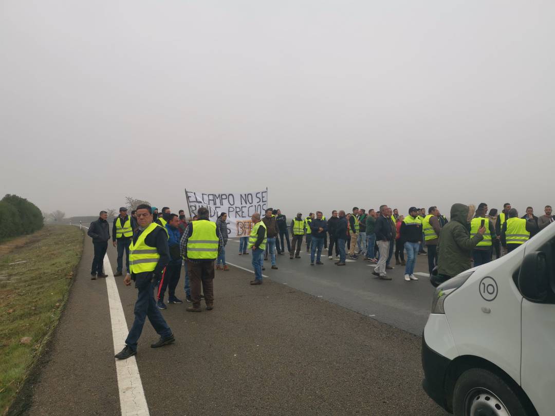 Un grupo de agricultores cortan la A-4. 