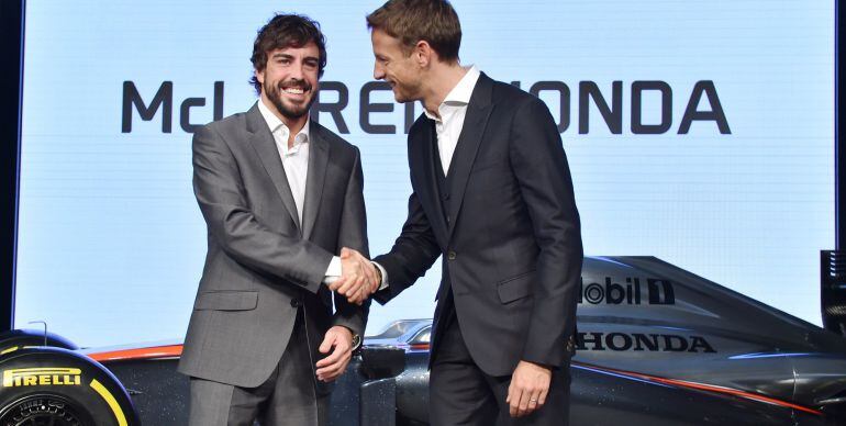 Los dos pilotos de McLaren-Honda, en la presentación de la escudería en Tokyo.