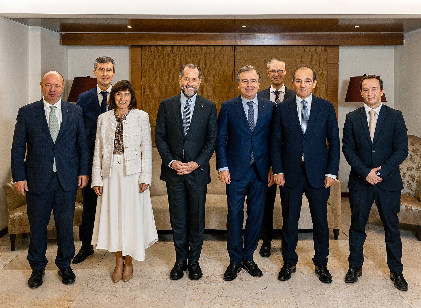 El presidente de ABANCA, Juan Carlos Escotet Rodríguez, el consejero delegado de ABANCA, Francisco Botas, y el responsable de ABANCA en Portugal, Pedro Pimenta, con el equipo directivo de EuroBic.