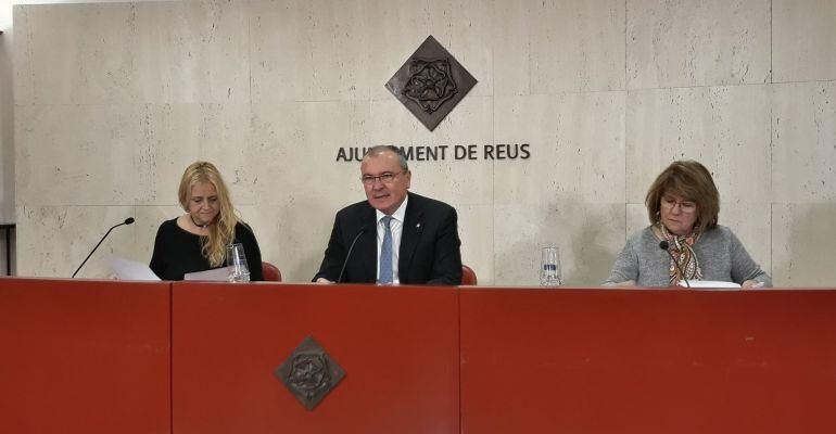 L'alcalde de Reus, acompanyat de Montserrat Caelles, regidora de Cultura i de Montserrat Grau, comissària de la CCC a Reus. 