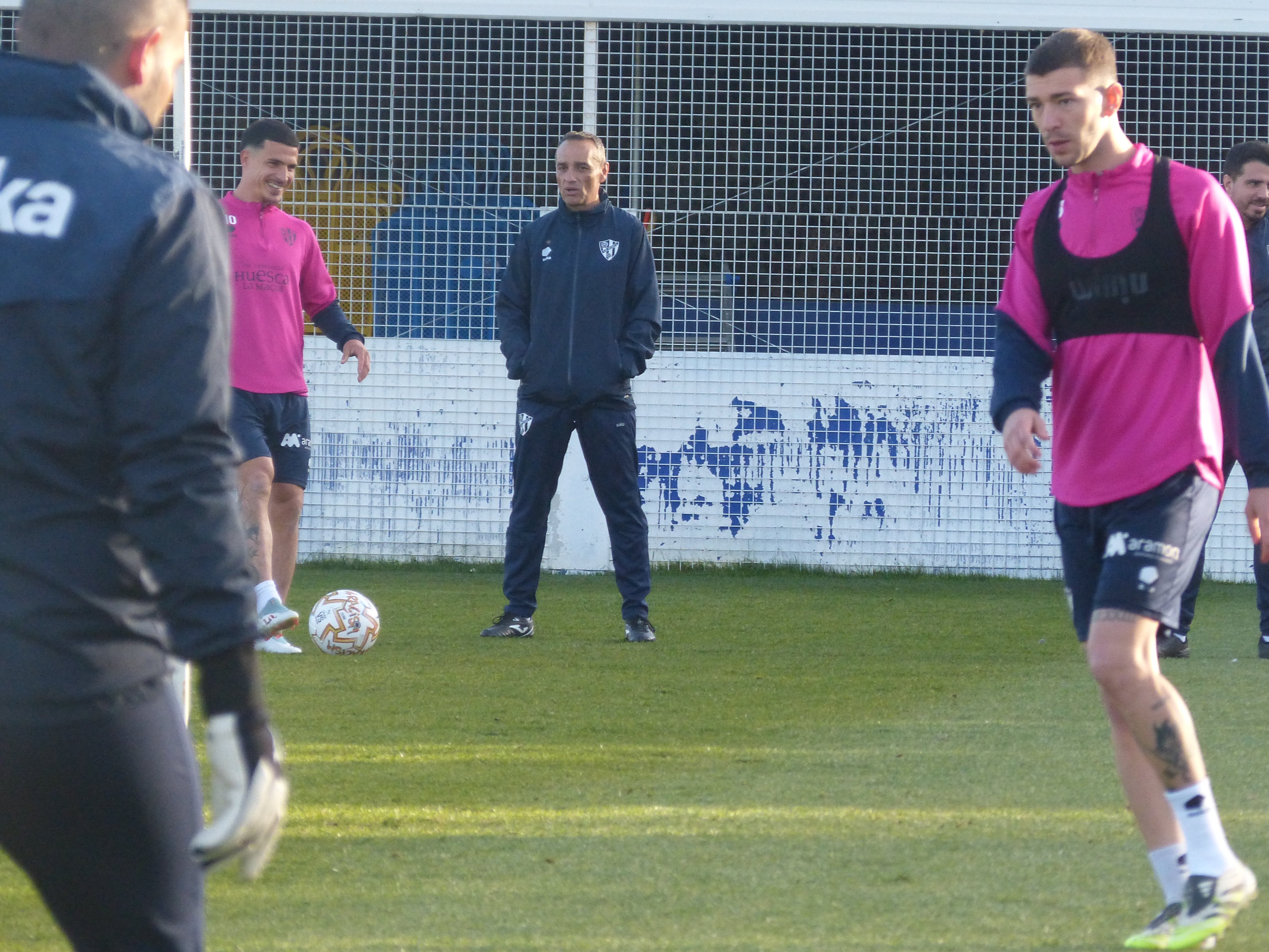 José Luis Oltra durante uno de sus primeros entrenamientos con la SD Huesca