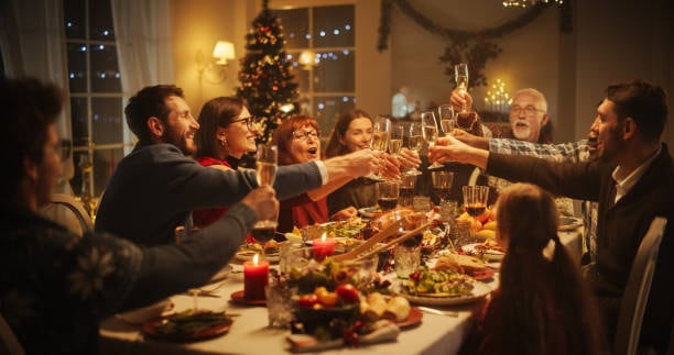 Cena familiar en Navidad.