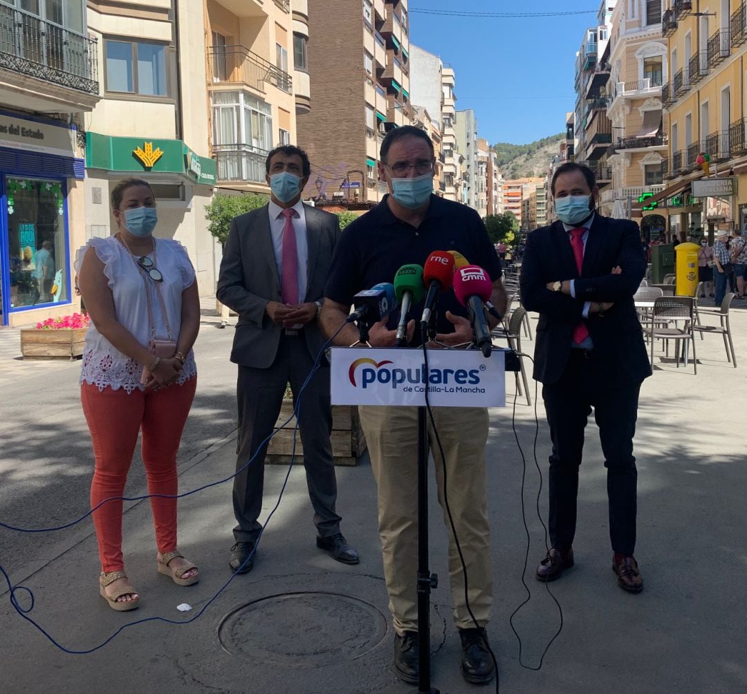 Paco Núñez, junto a Benjamín Prieto, han visitado algunos comercios de la capital conquense