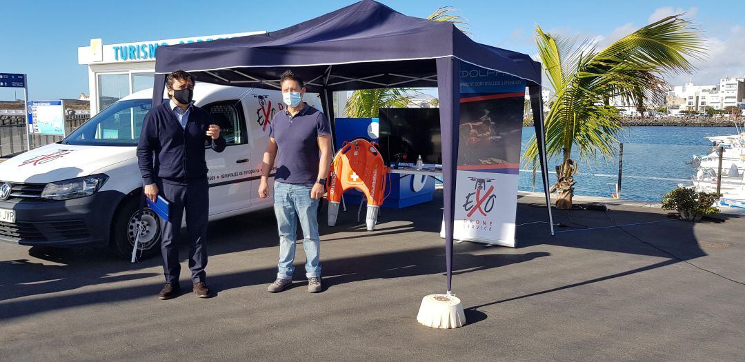 El presidente de la Cámara de Comercio de Lanzarote y La Graciosa, José Torres, junto al  responsable de Exo Drone Service, Juanjo Canosa.