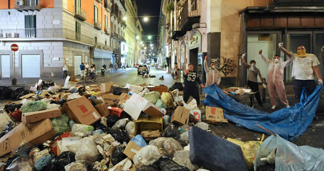 Algunos manifestantes se lanzan a las calles de Nápoles por la basura no recolectada bloqueando las vías con basureros volteados y regando la basura en la calle