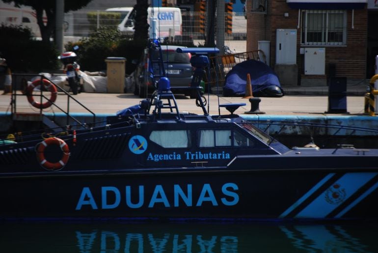 Embarcación de Aduanas, en el puerto de Algeciras