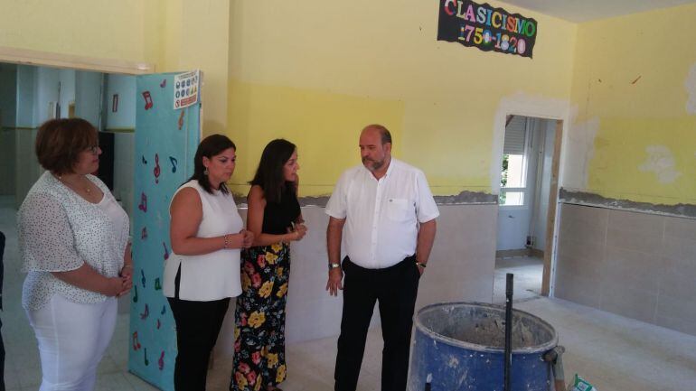 José Luis Martínez Guijarro visita las obras del nuevo comedor escolar, acompañado por Mayte Fernández y Carmen Teresa Olmedo