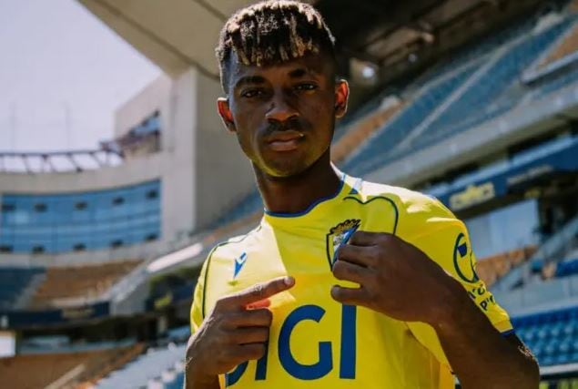 Efe Aghama es el primer refuerzo invernal del Huesca y proviene del Cádiz