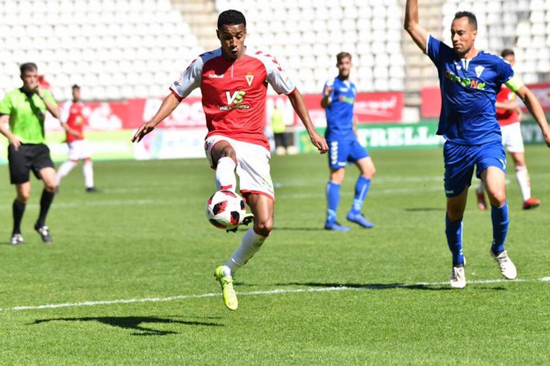 Jeisson Martínez controla un balón con el Real Murcia
