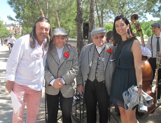 Isidro y Virginia Sarmiento, compañera de Hoy por Hoy Madrid, junto a los dos organilleros