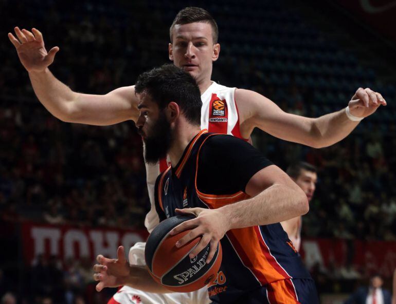 KOC03. BELGRADO (SERBIA), Alen Omic (atrás) de Estrella Roja en acción ante Bojan Dubljevic (adelante) de Valencia durante un partido de la Euroliga de baloncesto entre Estrella Roja de Belgrado y Valencia Basket Club hoy, jueves 15 de marzo de 2018, en B